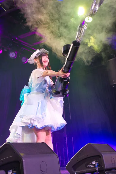 バズーカで銀テープをファンに向け煽る