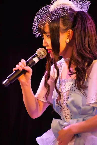 代表曲「Loving you」を熱唱