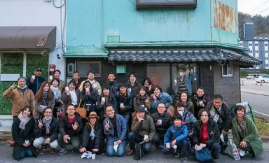 「昭和の寅や」物件前で集まった協力者達と撮影