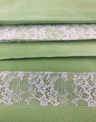 レースとレザー。素材の詳細