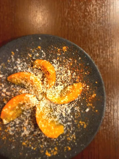 夏ミカンのマリネと削りクリームチーズ