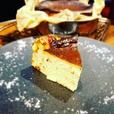 コロナ禍でテイクアウト人気No.1のバスク風チーズケーキ