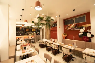 白を基調にした明るい店内・30席