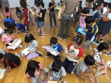 絵本を楽しむ西部小の子どもたち