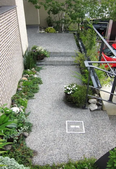 英津子さんのガーデニングで彩る玄関アプローチ