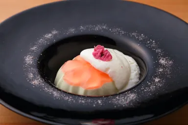 桜のパンナコッタとミルクのエスプーマ　桜塩のアクセント