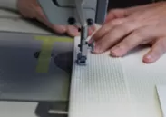 高い技術が必要な人の手による「sasicco」の縫製作業の様子