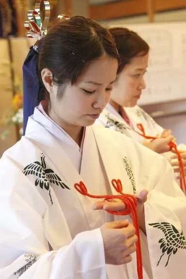 千早を着る巫女