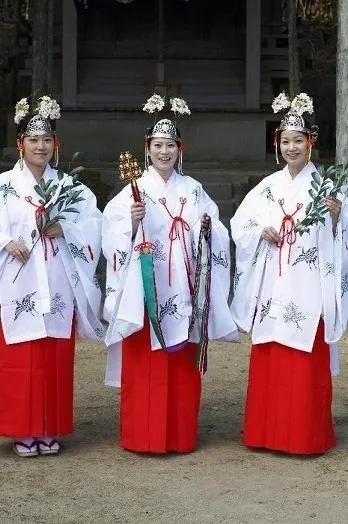 祭事の巫女装束で