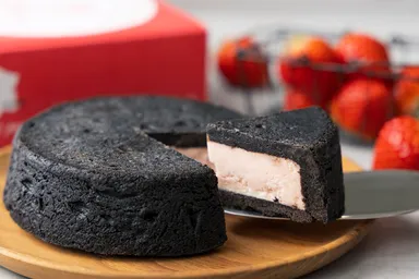 いちごのまっ黒チーズケーキ