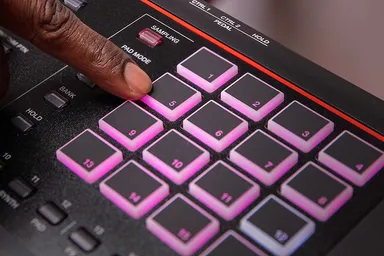 サンプル再生などさまざま機能を割り当てられるPad