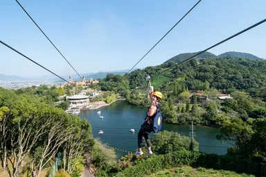 風をきって滑空するジップライン。眼下に広がるとべもりの絶景