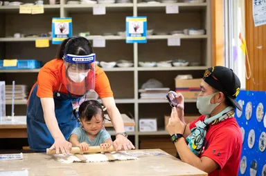 ［ファミリーコース］スタッフと一緒に初めての焼き物体験