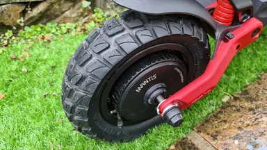 オフロードタイヤ装備のアウトドアモデル