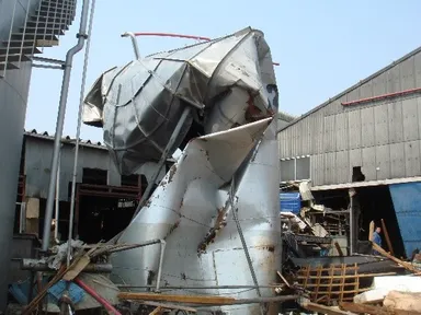 震災直後の工場(原料タンク)