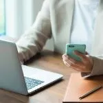 パソコンを使用しているイメージ