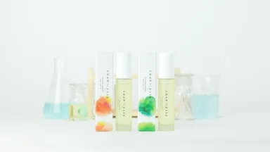 スプレーゼ NCエッセンスCM(左)／スプレーゼ NCエッセンス(右)