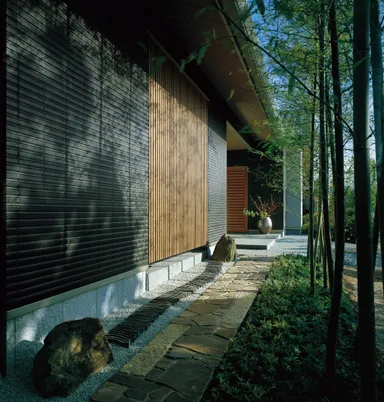 ベルバーンをまとったその佇まいは、歳月を感じさせず、美しさと風格を深めていく