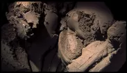 太古の地層から掘り出される粘土などの自然素材を混錬