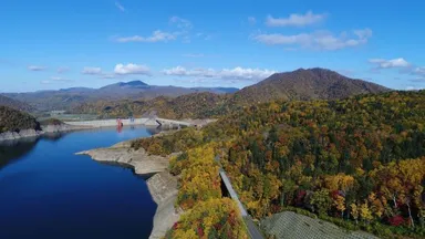 士別市の岩尾内ダムは絶景やアウトドアも楽しめる