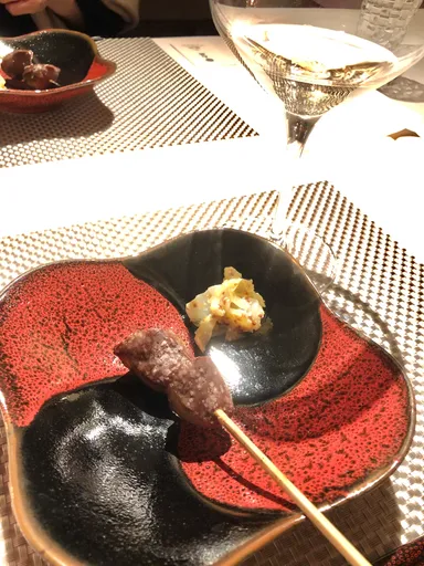 弾ける食感の新鮮な砂肝はローズマリーで風味づけしてあり、白ワインと好相性