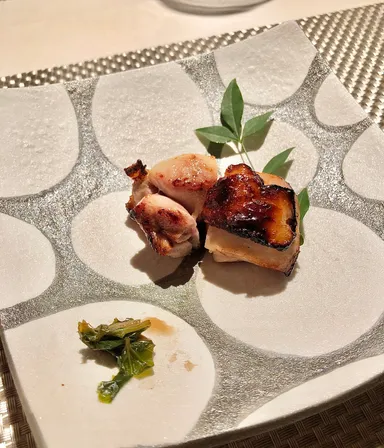 オレンジ果汁入りの蜂蜜に漬け込んだ柔らかいもも肉。醤油味のワサビ葉がいいアクセント