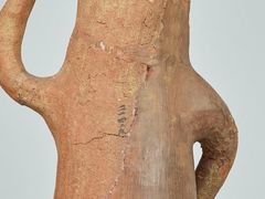 「埴輪 踊る人々」(部分)　旧修理で施された石膏(右半分)