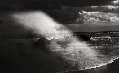 写真展「砂の下の鯨」より　 (C)Shiho Yoshida, Courtesy of Yumiko Chiba Associates