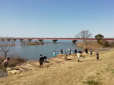 葦舟を組み立てる選手たち