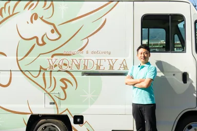 「YONDEYA」の車と代表取締役の大山 恭史