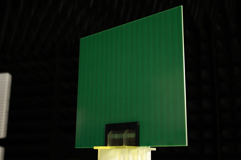 電波の進行方向を変える透過型メタサーフェス屈折板を開発
～ミリ波5Gのサービスエリアの拡大に貢献～