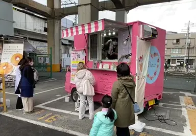 【キッチンカー出店の様子（近鉄奈良線「河内永和」駅）】