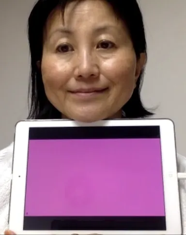 青みが強過ぎるピンクが、お肌との不調和を感じさせます