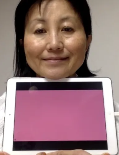 こちらのピンクの方が、お肌馴染みが良く自然に見えます