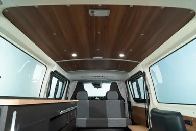 木目調パネルをふんだんに使って「木のぬくもり」を感じられます。