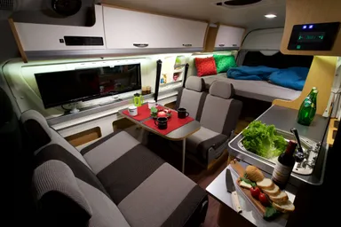 リビングのようにくつろげる室内。