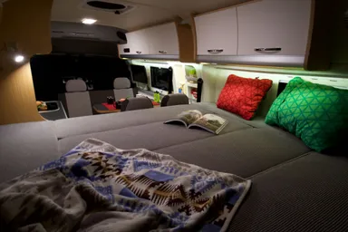 常設ベッドは大人2人がゆったり寝られます。