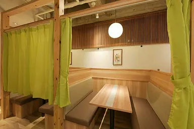 4人席はカーテンで仕切ることも