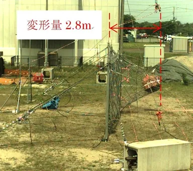(写真2)落石捕捉時の変形量 最大2.8m