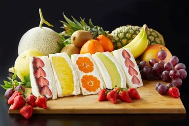 フルーツサンド_1　※左から順に いちご大福 / ハニーグロウパイン / みかん / メロン / いちご