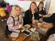 避難所で配布した温かいペンネを食べる避難民の方々(ウクライナレストランプロジェクト)