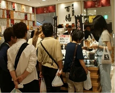 「箱めし」を手にとるお客様の様子