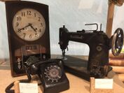 「昭和レトロ」な振り子時計や黒電話とミシン ※イメージ