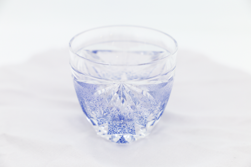 明治大学をモチーフにした江戸切子が発売開始
手がけたのは堀口切子の職人・三澤世奈氏