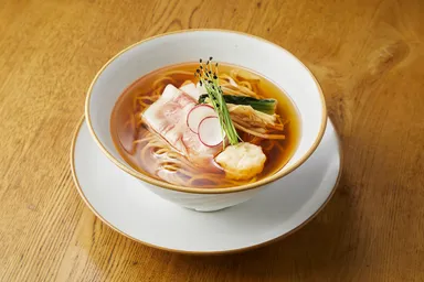 オマールコンソメらーめん 1,408円　丁寧に炊き上げたスープは透き通る黄金色