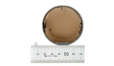 直径2インチの高純度のダイヤモンドウェハ(右)と市販の 4mm角ダイヤモンドウェハ(左)