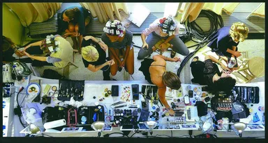 キッチンをファッションショーのバックステージに見立てて