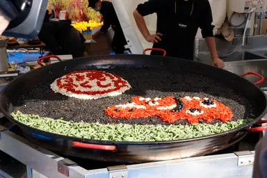 巨大パエリア鍋で楽しむ「常磐ものイカスミパエリア」