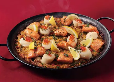 銀座びいどろ「サーモンと帆立の北海パエリア～いくらのせ～」