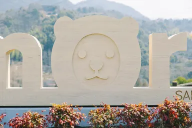 とべ動物園の人気者、白くまピース。コンピュータ制御の機械でピースの顔を再現